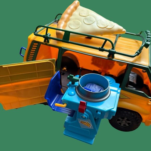 Teenage Mutant Ninja Turtles Mutant Mayhem Pizza Fire Delivery Van - Picture 4 of 9
